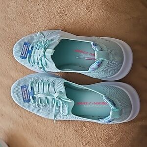 Nwt Sketchers memory foam slip on sneakers